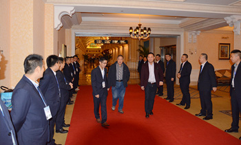 盈輝員工歡迎戰(zhàn)略合作客戶進(jìn)入會(huì)場